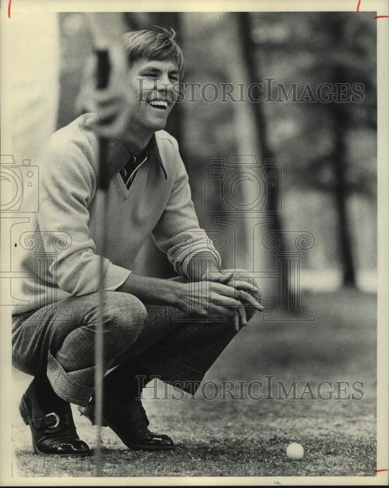 1972 Press Photo Golfer Bill Rogers relaxes on a tee box - hcs23401 - Historic Images