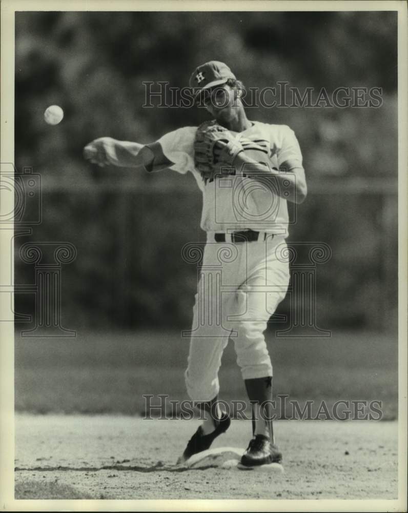 1972 Press Photo Houston Astros baseball player Roger Metzger makes a throw- Historic Images