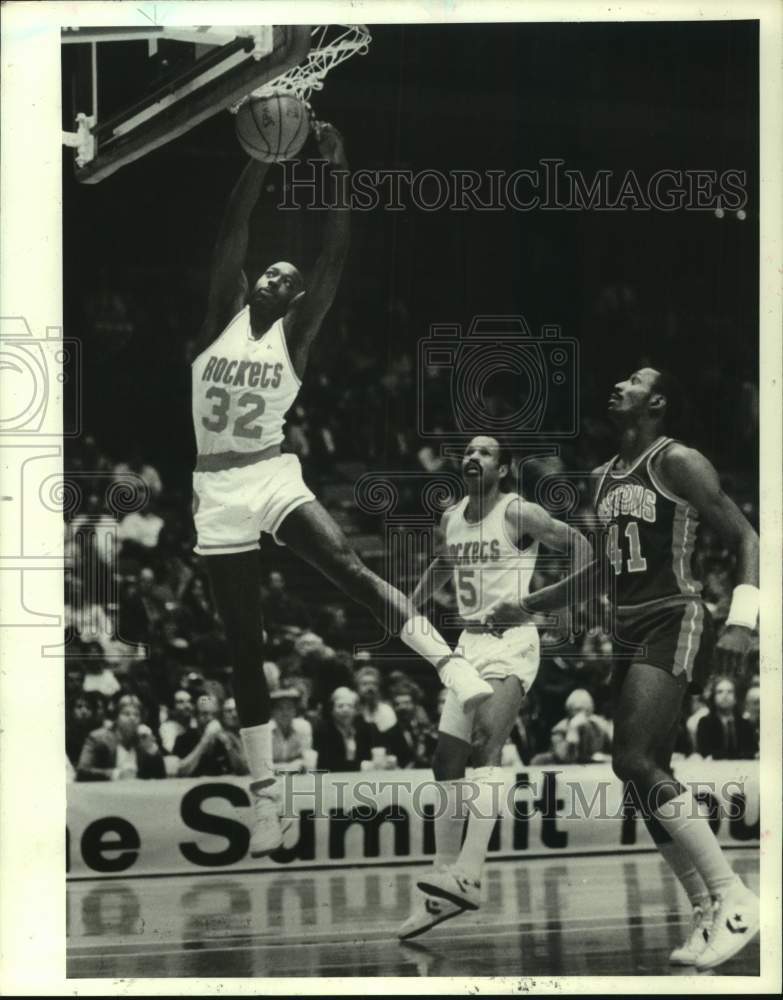 1984 Press Photo Houston Rockets and Detroit Pistons play NBA basketball - Historic Images