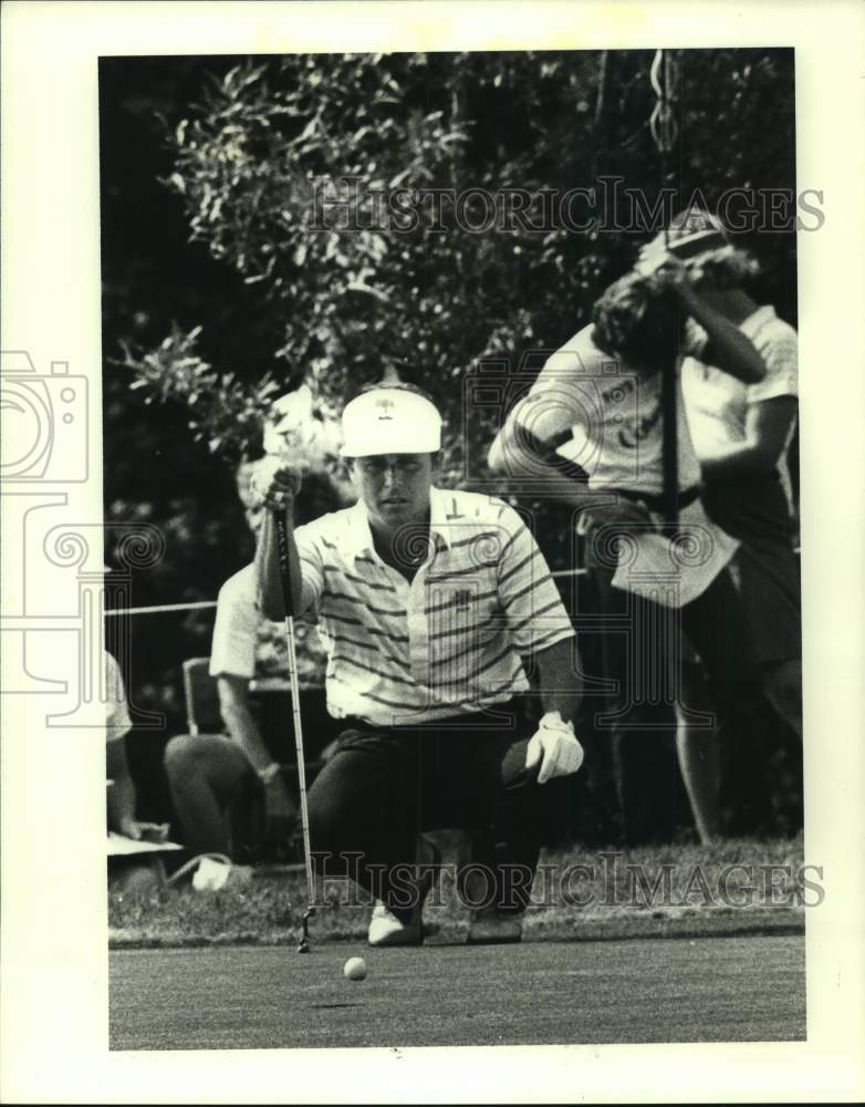 1988 Press Photo Golfer Doug Tewell lines up his shot on hole number 17- Historic Images