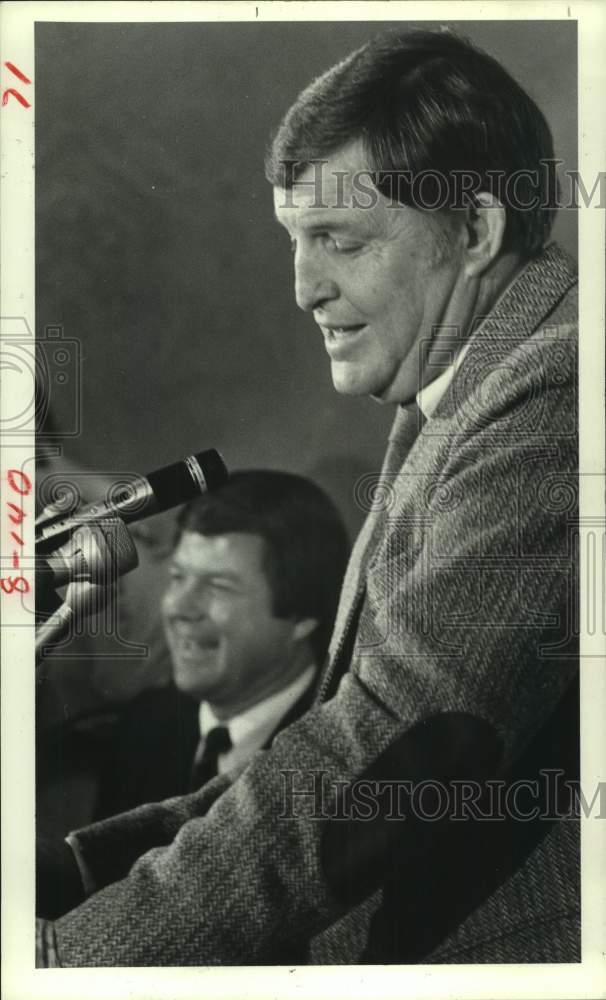 1984 Press Photo Baylor college football Grant Teaff speaks into mics - Historic Images