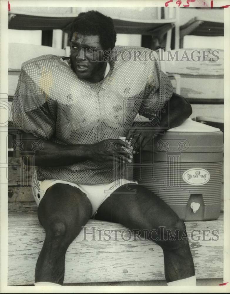 1976 Press Photo Houston Oilers football player Altie Taylor takes a break- Historic Images