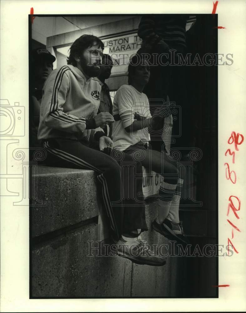 1981 Press Photo Marathon runner Ron Tabb watches Houston race from sidelines- Historic Images