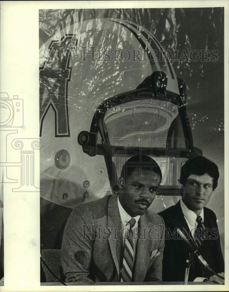 1984 Press Photo Houston Oilers football player Warren Moon speaks into mic- Historic Images