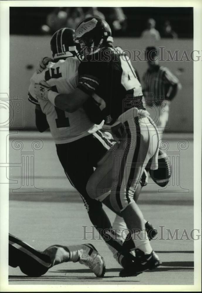 1990 Press Photo Rice Owls football player Bill Stone tackles Raiders QB R. Hall - Historic Images