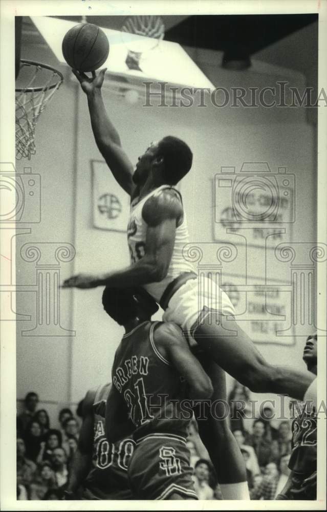 1985 Press Photo Houston Baptist basketball player Anicet Lavodrama shoots ball - Historic Images