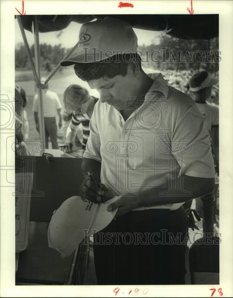 1983 Press Photo Golfer Lee Trevino signing autographs after his round - Historic Images