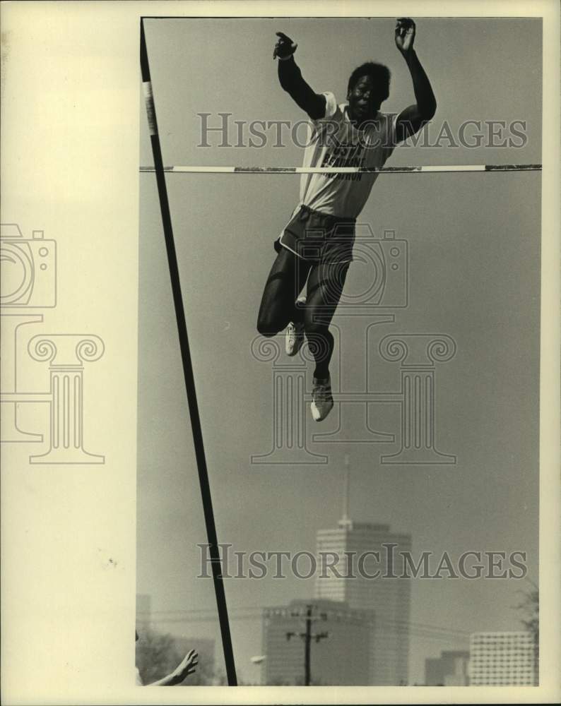 1972 Press Photo Pole vaulter Edward Robinson, Lamar Tech - hcs23676- Historic Images