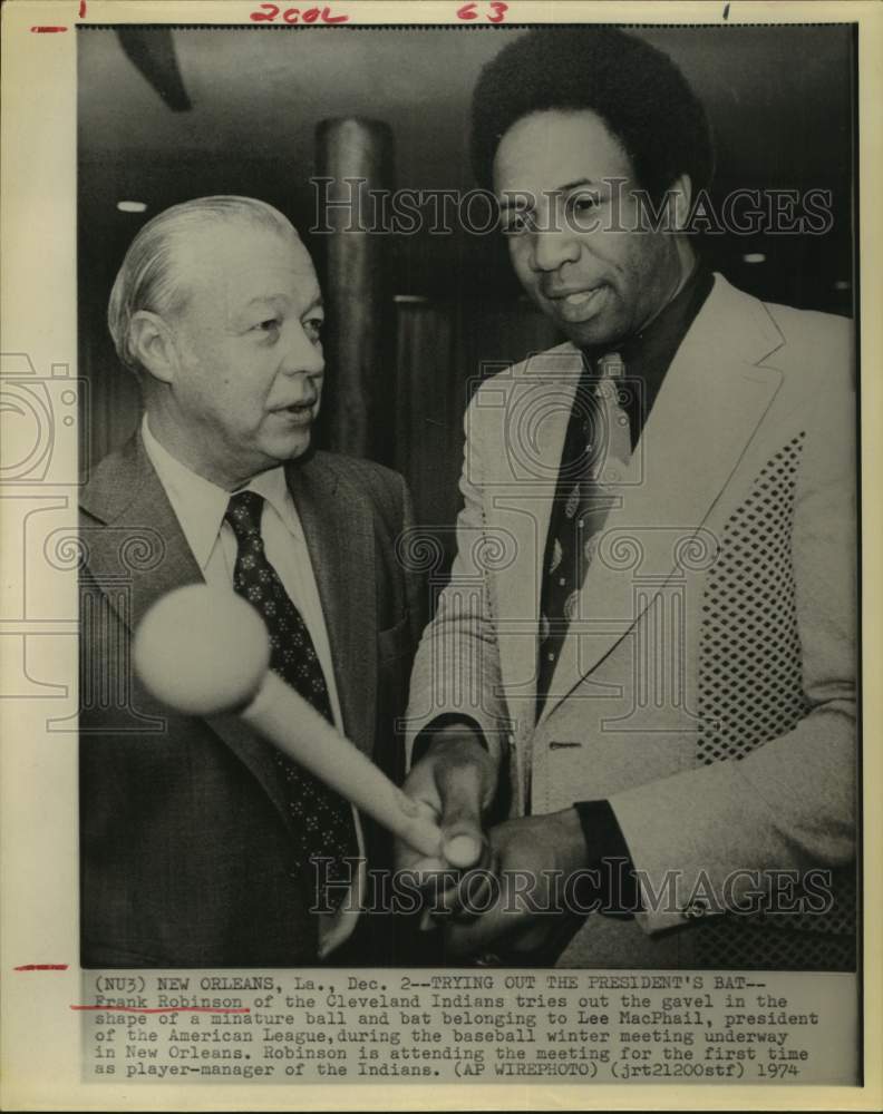 1974 Press Photo AL prez Lee MacPhail &amp; Indians player-manager Frank Robinson- Historic Images