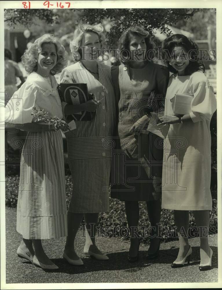 1984 Press Photo Ladies celebrate spring at River Oaks Tennis Tourney's 50th - Historic Images