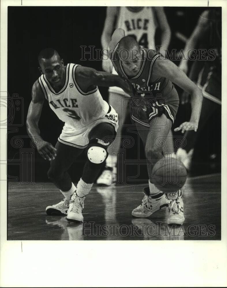 1989 Press Photo Rice's Dana Hardy steals the basketball from TX Tech's Sean Gay- Historic Images