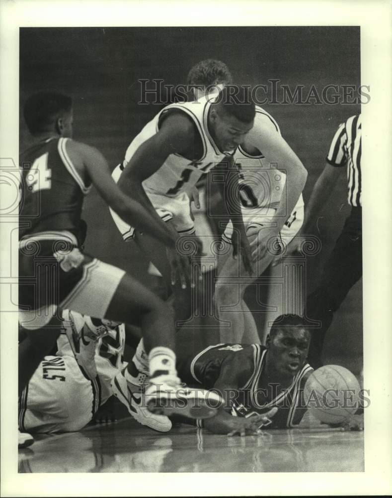 1988 Press Photo Alcorn&#39;s Arthur Harris &amp; Rice&#39;s Greg Johnson vie for loose ball- Historic Images