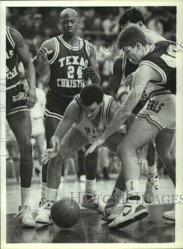 1988 Press Photo Rice basketball player dives past Texas Christian defensemen - Historic Images