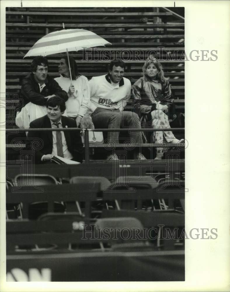 1988 Press Photo Tennis fans brave the rain at River Oaks tournament - hcs23711- Historic Images