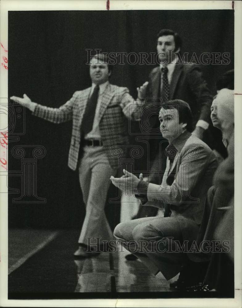 1977 Press Photo Rice University basketball coaches react to play from the bench- Historic Images