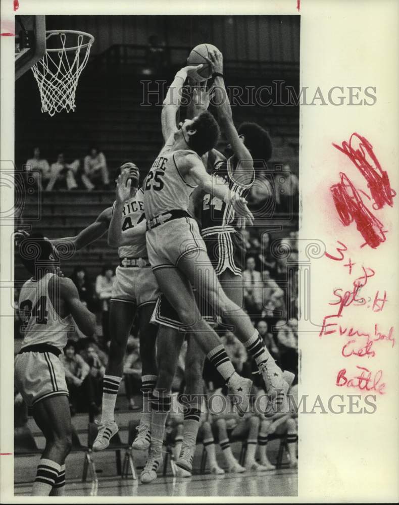 1974 Press Photo Rice University basketball players battle defender for rebound - Historic Images