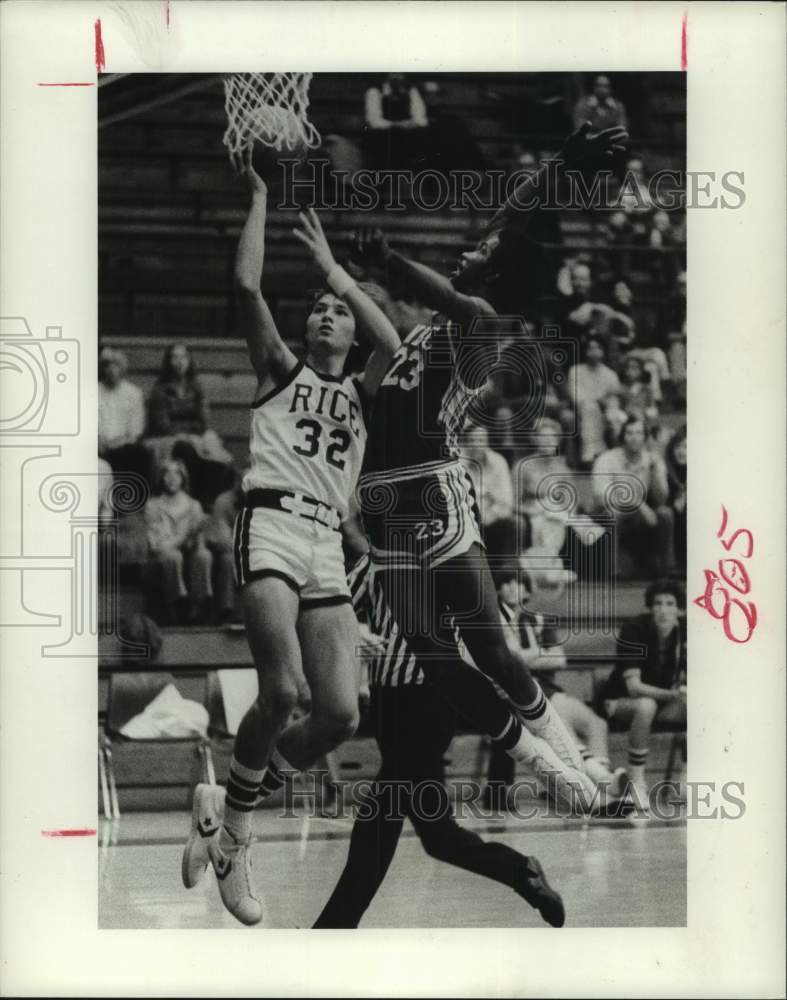 1976 Press Photo Rice University basketball player Harry #32 grabs rebound- Historic Images