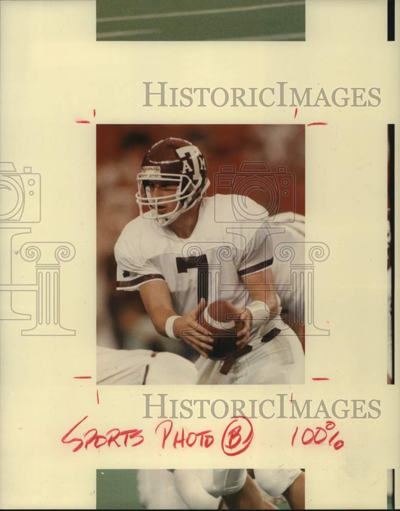 1990 Press Photo Texas A&amp;M football quarterback Bucky Richardson drops back - Historic Images