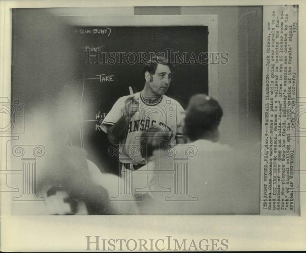 1973 Press Photo Kansas City Royals baseball manager Jack McKeon talks to team - Historic Images