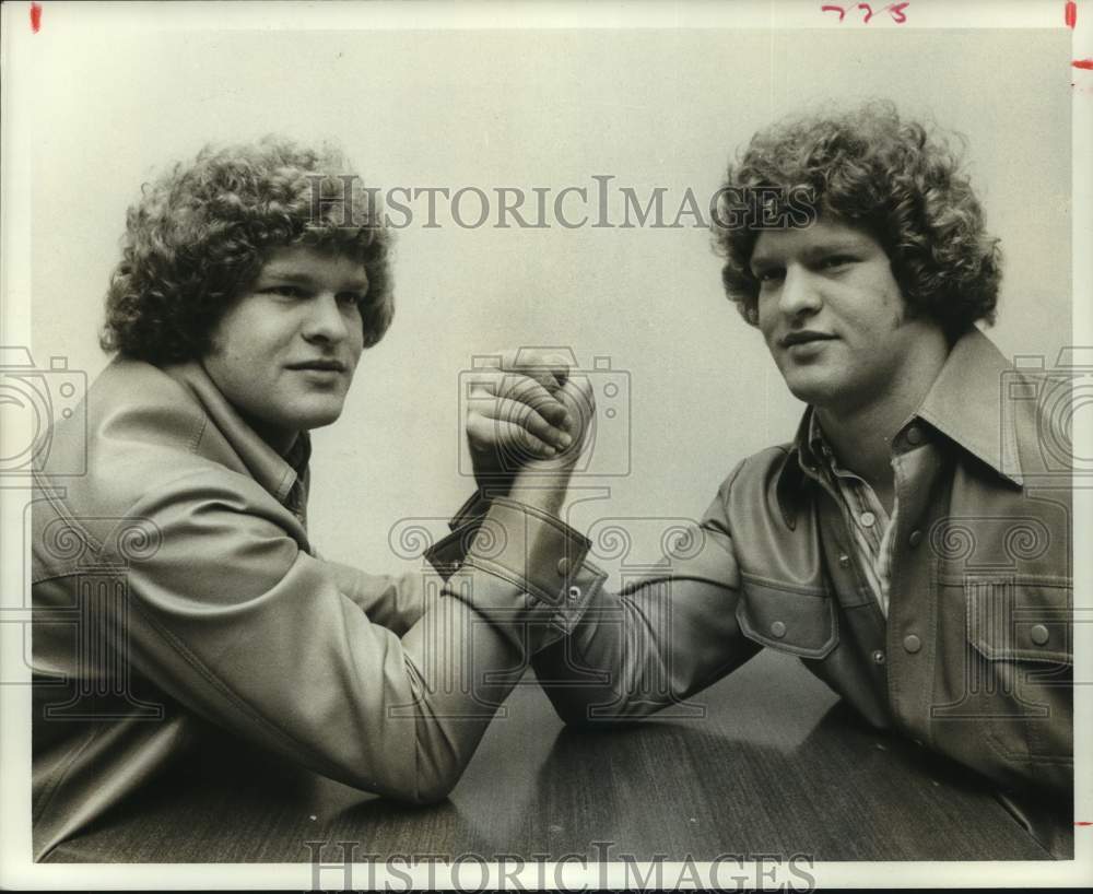 1976 Press Photo Rice U football player Dwight Moyer arm wrestles Dwayne Moyer - Historic Images