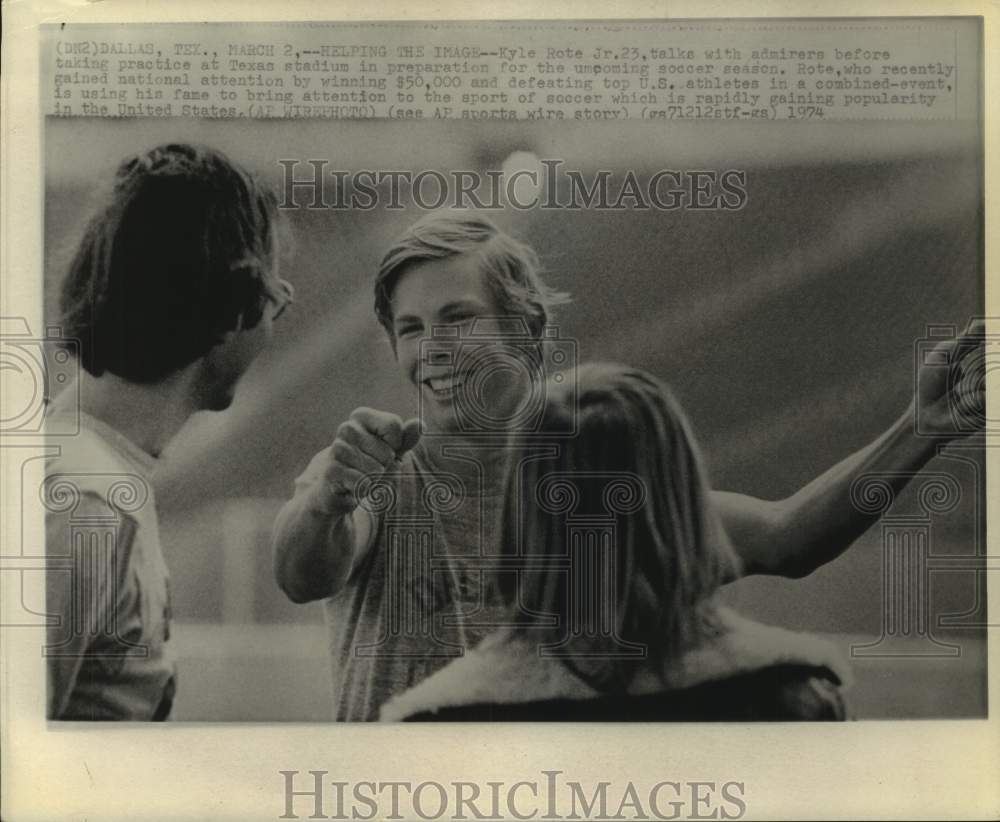 1974 Press Photo Soccer player Kyle Rote, Jr talks to fans before prac ...