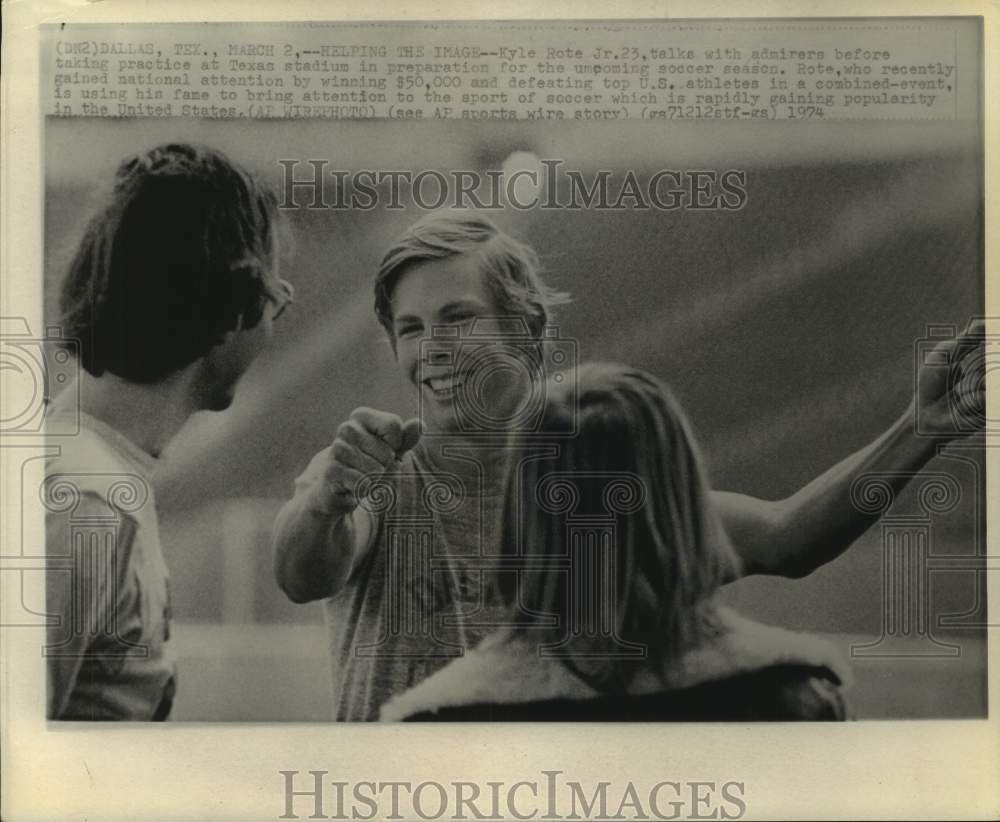 1974 Press Photo Soccer player Kyle Rote, Jr talks to fans before practice in TX - Historic Images
