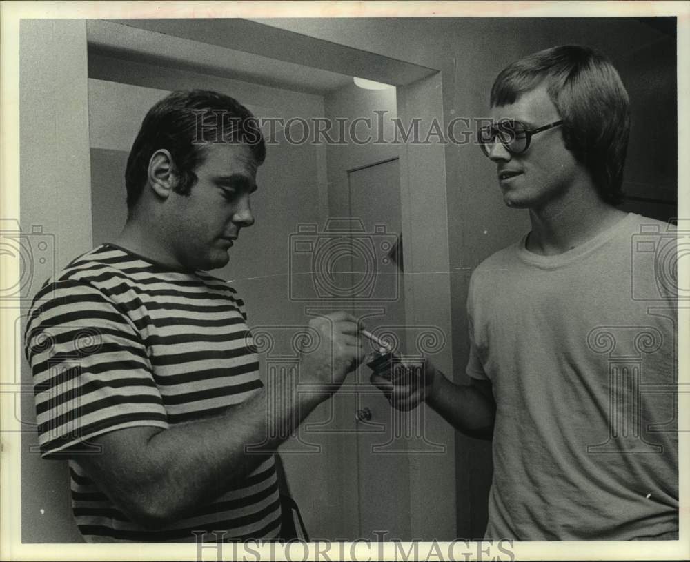 1975 Press Photo David Beverly and Steve Kiner share a cigarette - hcs23951 - Historic Images