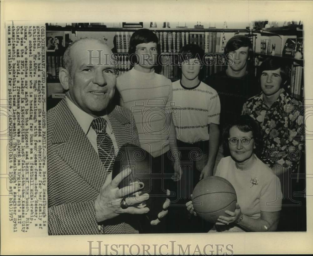 1973 Press Photo The sports-minded Sensibaugh family in Cincinnati, Ohio - Historic Images