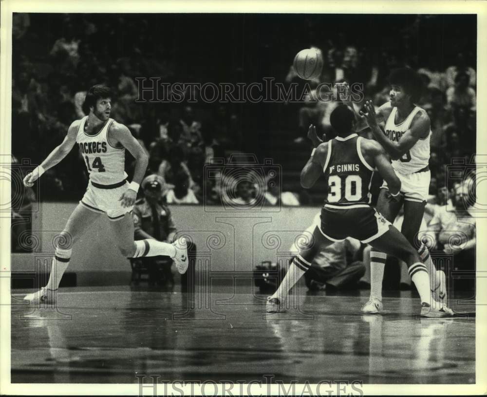 1980 Press Photo Rocket Robert Reid gets pass in front of Nugget George McGinnis- Historic Images