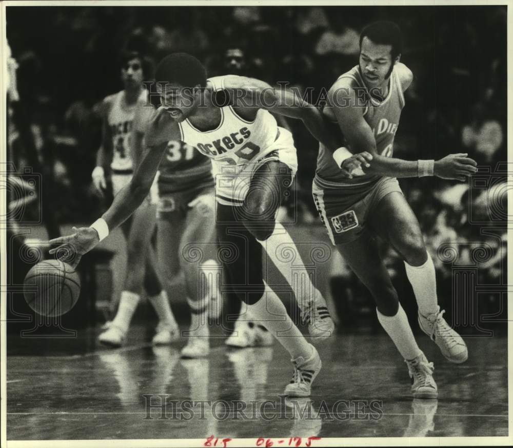 1980 Press Photo Houston Rockets basketball player Robert Reid dribbles up court- Historic Images