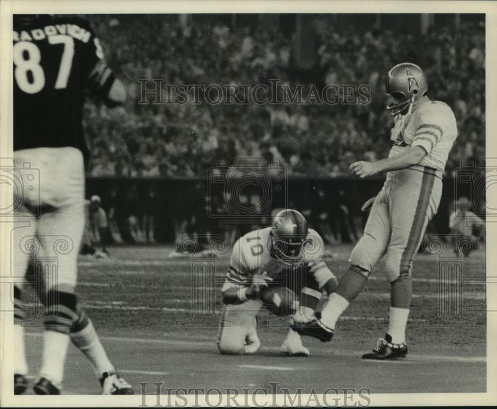 1971 Press Photo Houston Oilers football kicker Tom Rodgers attempts field goal - Historic Images