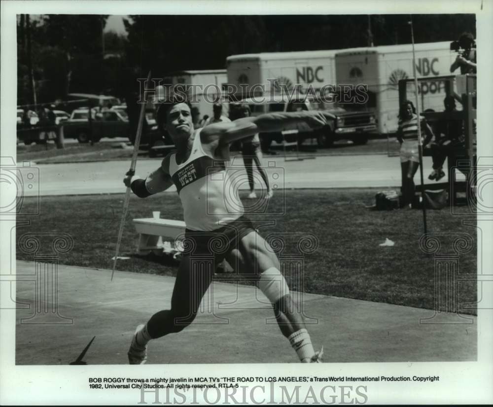 1982 Press Photo Bob Roggy winds up to throw javelin in track and field meet - Historic Images