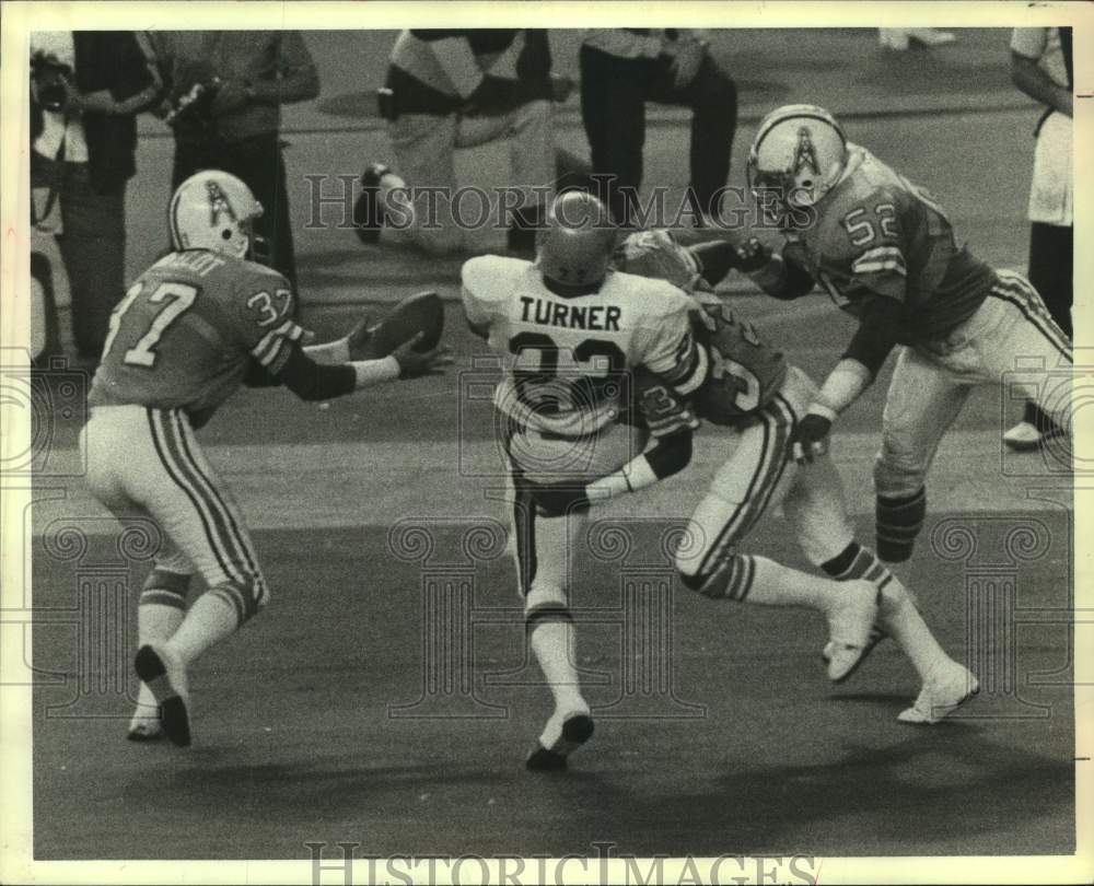 1980 Press Photo Oiler Mike Reinfeldt gets pass meant for Bengal Deacon Turner - Historic Images