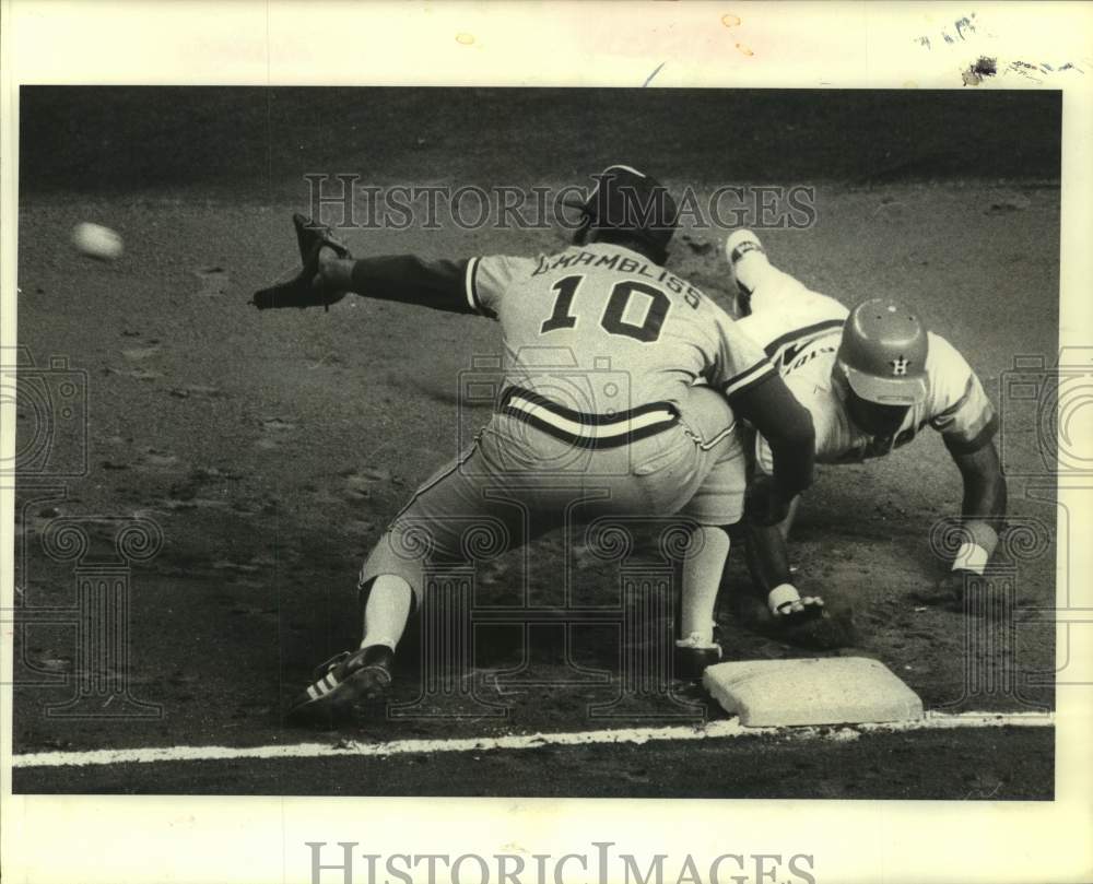 1980 Press Photo Baseball player Chris Chambliss attempts to tag a Houston Astro - Historic Images