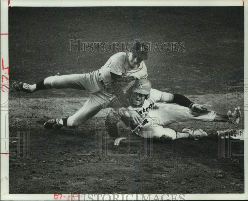 1977 Press Photo Astros&#39; Art Howe forced out at 2nd by Mets&#39; Bud Harrelson - Historic Images