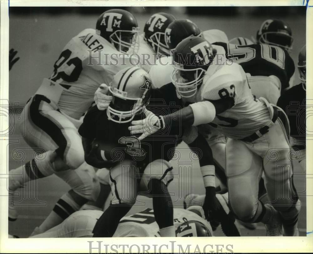 1985 Press Photo Rice&#39;s Quentis Roper surrounded by 4 A&amp;M Aggies in SWC game- Historic Images