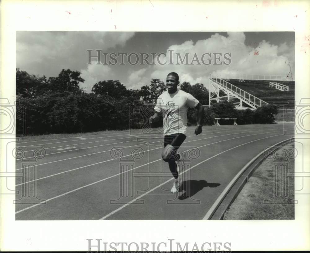 1990 Press Photo Rice&#39;s Gabriel Luke lowers 400-meter best to 45.69 seconds- Historic Images