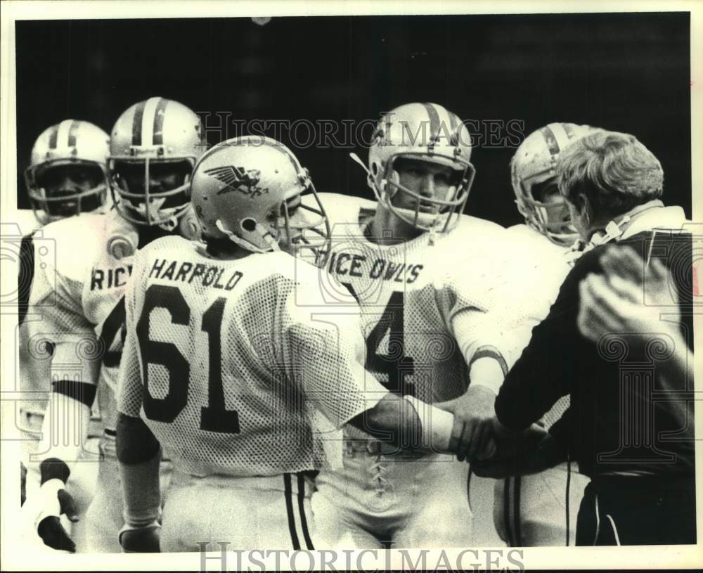 1980 Press Photo Rice University Football Coach Ray Alborn And Players 1980-press-photo-rice-university-football-coach-ray-alborn-and-players