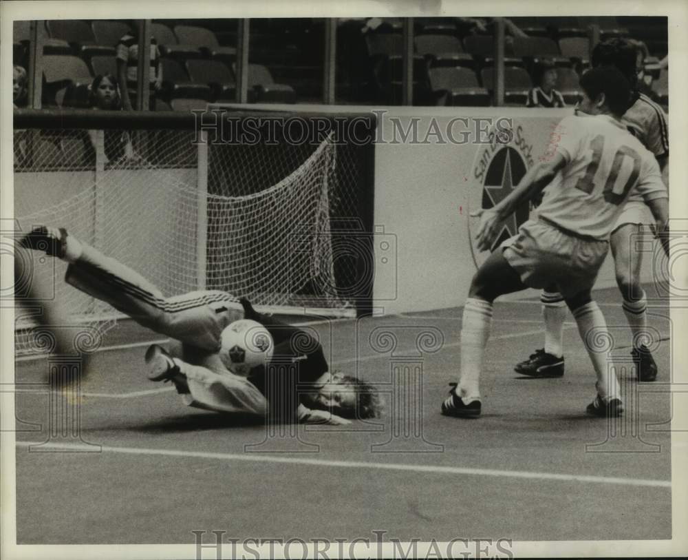 1979 Press Photo Soccer goalie dives to block shot at Los Angeles Aztecs game - Historic Images