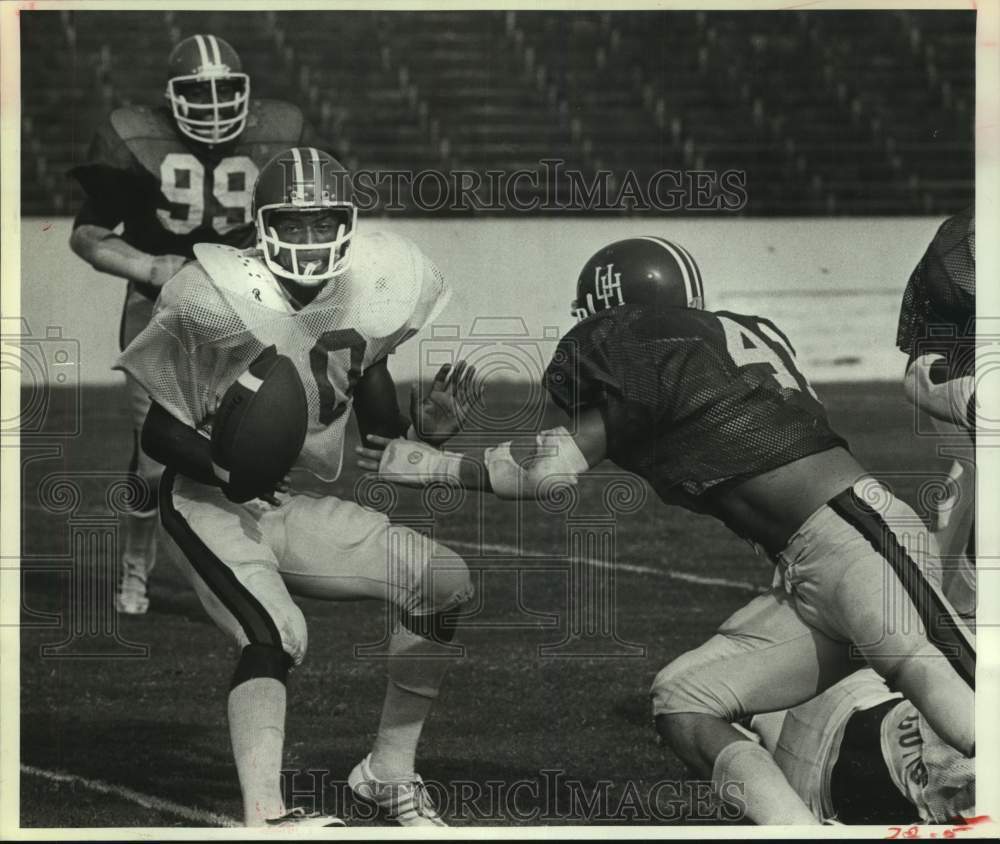 1982 Press Photo U of Houston football quarterback Audrey McMillian pitches ball - Historic Images