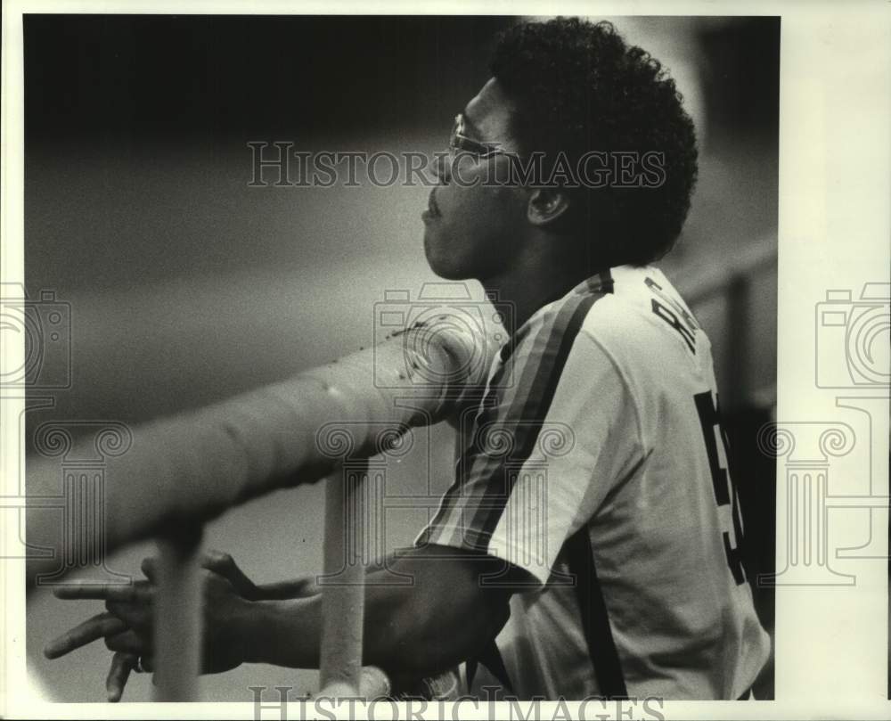 1982 Press Photo Houston Astros baseball pitcher James R. Richards watches game - Historic Images