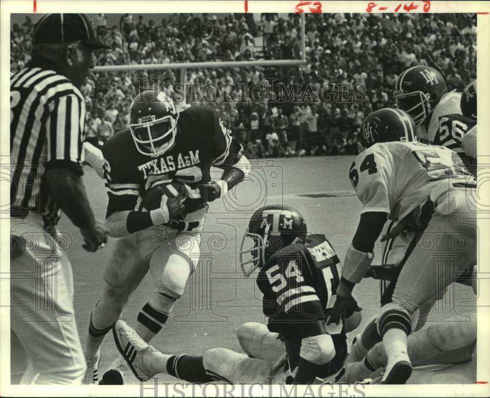 1979 Press Photo Texas A&amp;M football&#39;s #22 carries ball into UT Longhorn defense- Historic Images