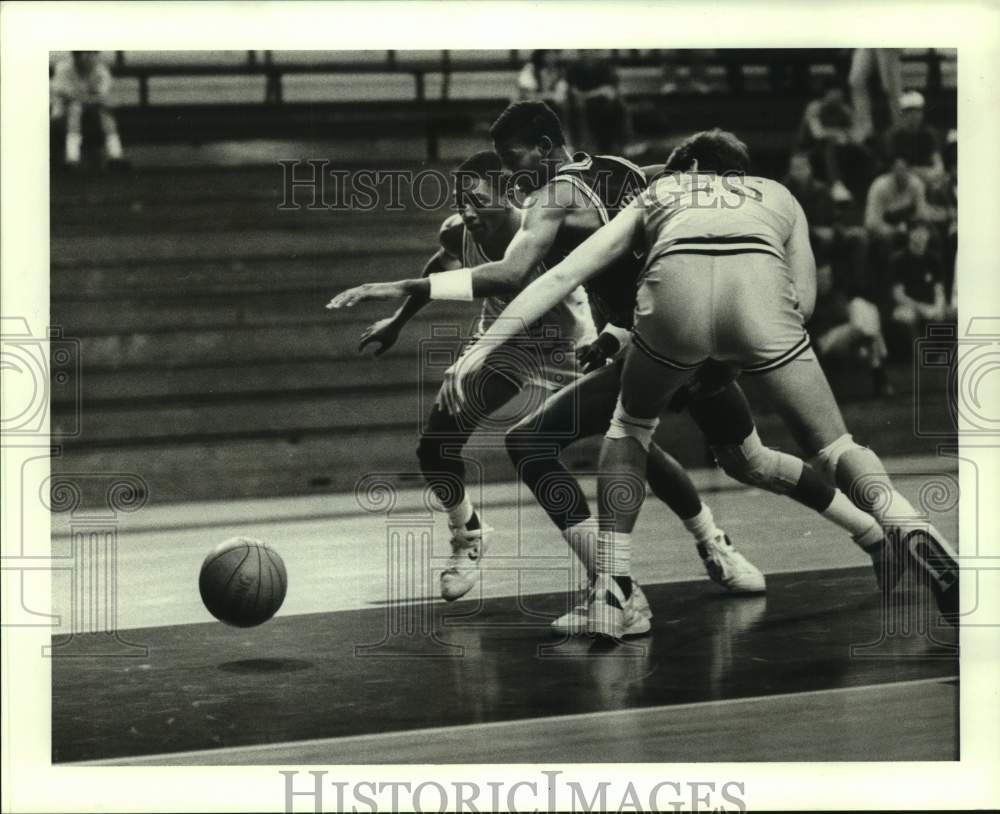 1986 Press Photo Rice basketball player D&#39;Wayne Tanner battles for loose ball - Historic Images