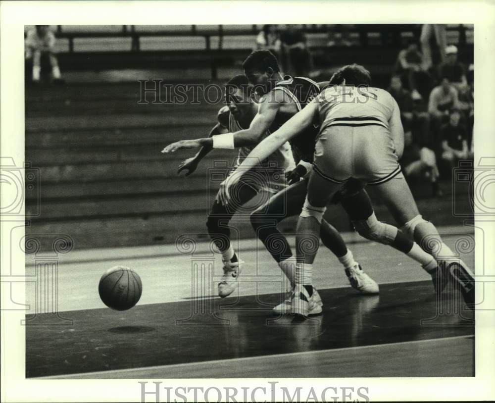 1986 Press Photo Rice basketball player D'Wayne Tanner battles for loose ball - Historic Images