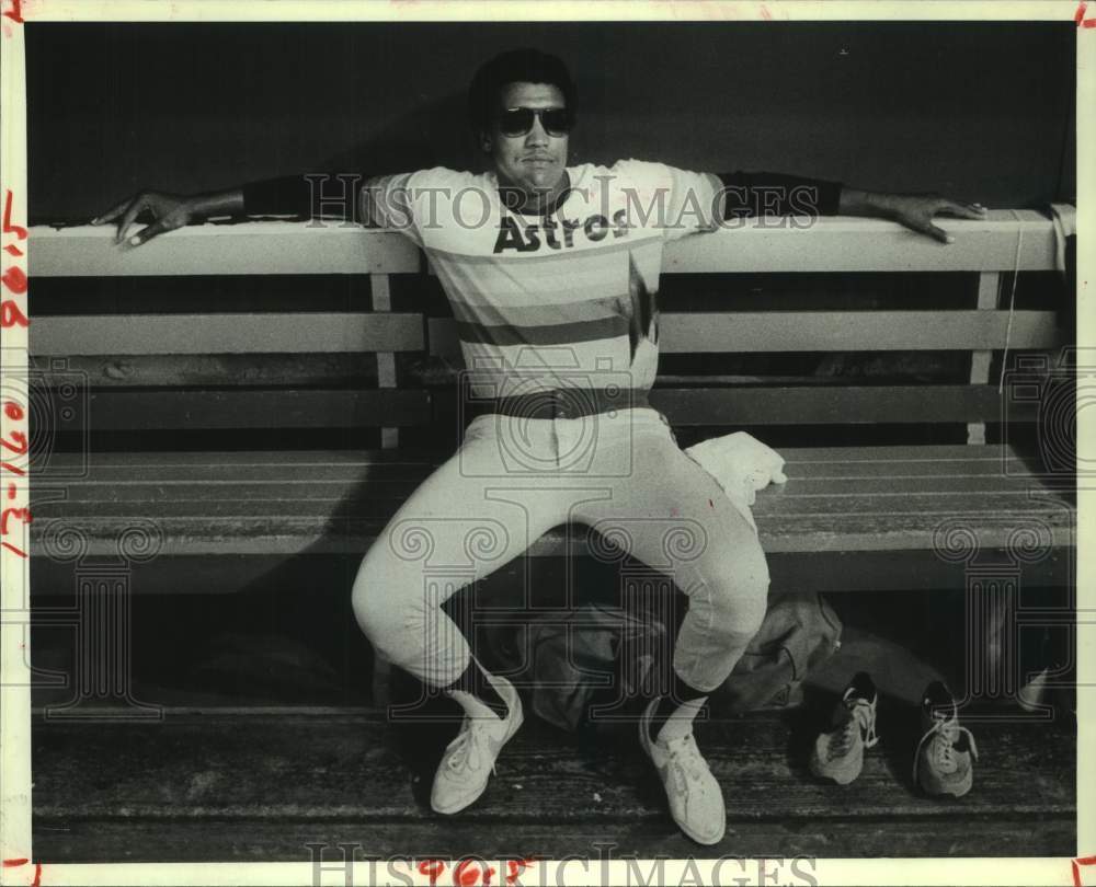 1981 Press Photo Houston Astros baseball pitcher J.R. Richard watches a game - Historic Images