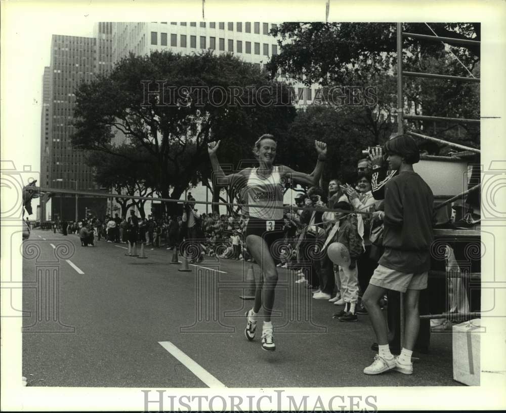 1980 Press Photo Runner Donna Roark raises arms as she crosses the finish line- Historic Images