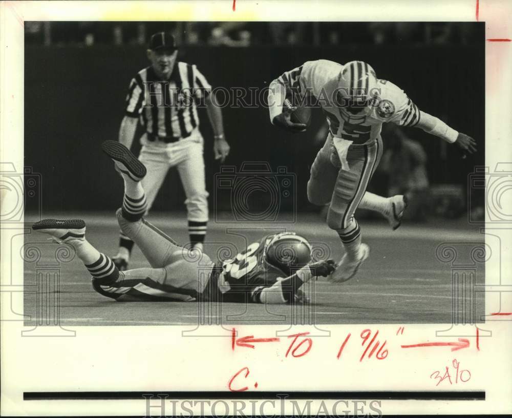 1984 Press Photo Houston Oilers football wide receiver Carl Roaches is tripped- Historic Images