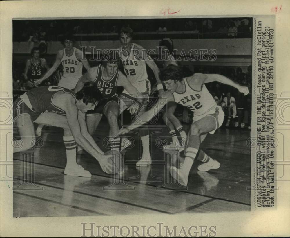 1973 Press Photo Rice University Owls basketball players battle for the ball - Historic Images