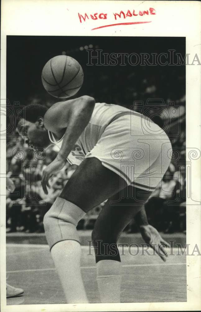 1982 Press Photo Houston Rockets basketball player Moses Malone in action - Historic Images