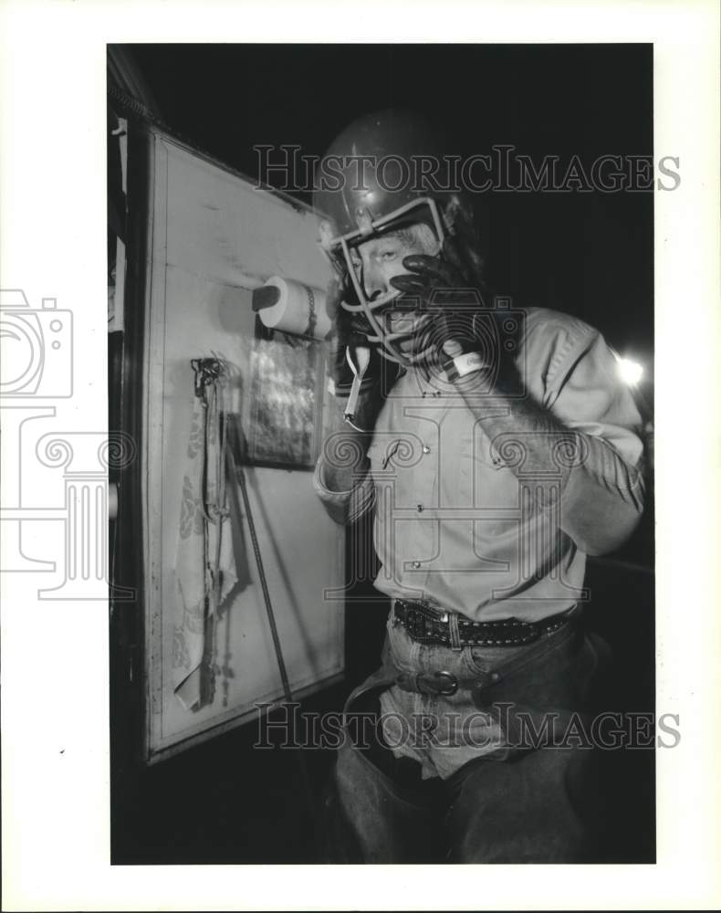 1990 Press Photo Cowboy polo player Herman Thiele readies for practice - Historic Images
